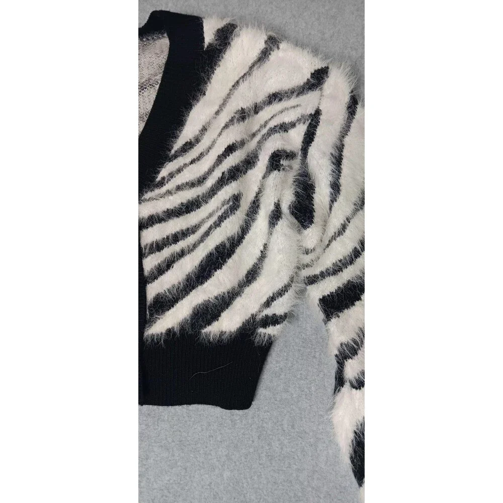 Forever 21 Cropped Button Up Cardigan Size Small Zebra Animal Pring Soft Eyelash - Picture 2 of 9